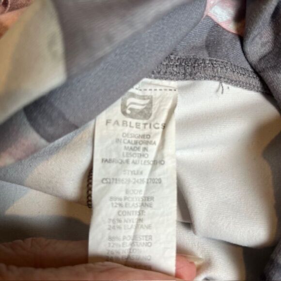 Fabletics Gia Printed PowerLite Capri Gray Floral Cropped Size XS - Picture 11 of 13
